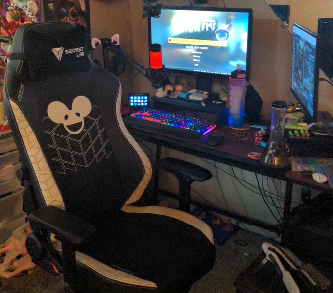 New chair who dis 🥰 https://t.co/QosVJwdCEu