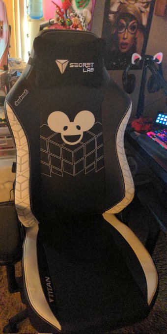 New chair who dis 🥰 https://t.co/QosVJwdCEu