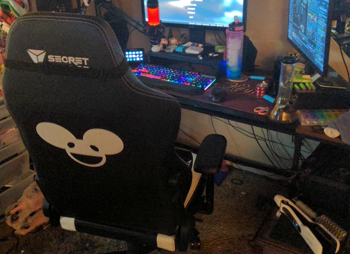 New chair who dis 🥰 https://t.co/QosVJwdCEu