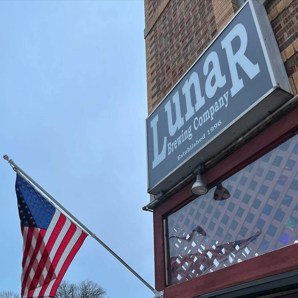 ChicagoBeerPass's tweet photo. Kicking it at @lunarbrewingcompany, a no-frills old-school neighborhood pub since 1996
.
.
#beerchicago #craftbeer #drinklocalbeer #suburban #midwest #drinklocal #podcast #chicagobeerpass #instabeer #beerstagram #beerofinstagram #untappd #beergeek #beern… https://t.co/tMu6Bpkzje https://t.co/HBtZOX1F0k