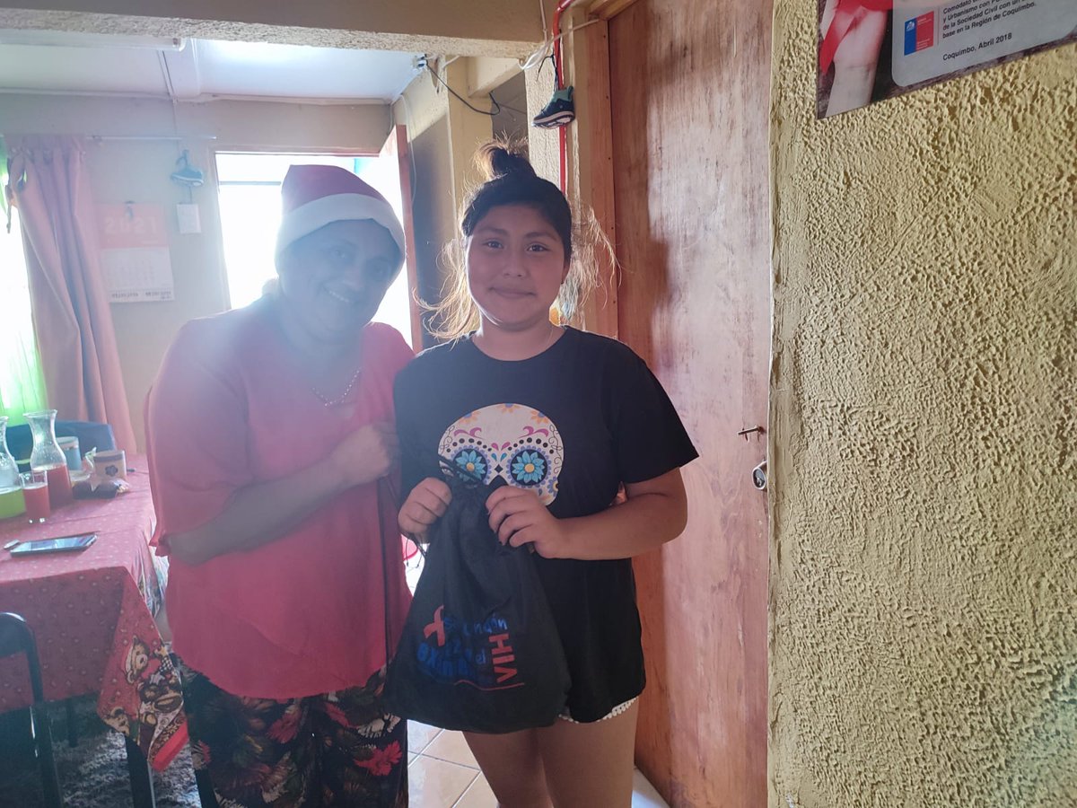 Nuestra Viejita Pascuera entregando amor a los niñes de Pukara, gracias a nuestres colaboradores. <a href="/Pia_Sepu_santi/">Pía Ignacia Sepúlveda S.</a> <a href="/municoquimbo/">Municipio de Coquimbo</a> <a href="/ongsavia/">Fundación Savia</a> <a href="/SeremiSalud_Coq/">Seremi Salud Coquimbo</a> <a href="/AHFCHILE/">AHF Chile</a> <a href="/alimanouchehri/">Ali Manouchehri</a> <a href="/CristobalReyes/">Cristóbal Reyes B.</a> <a href="/jacob_LaSerena/">Roberto Jacob Jure</a>