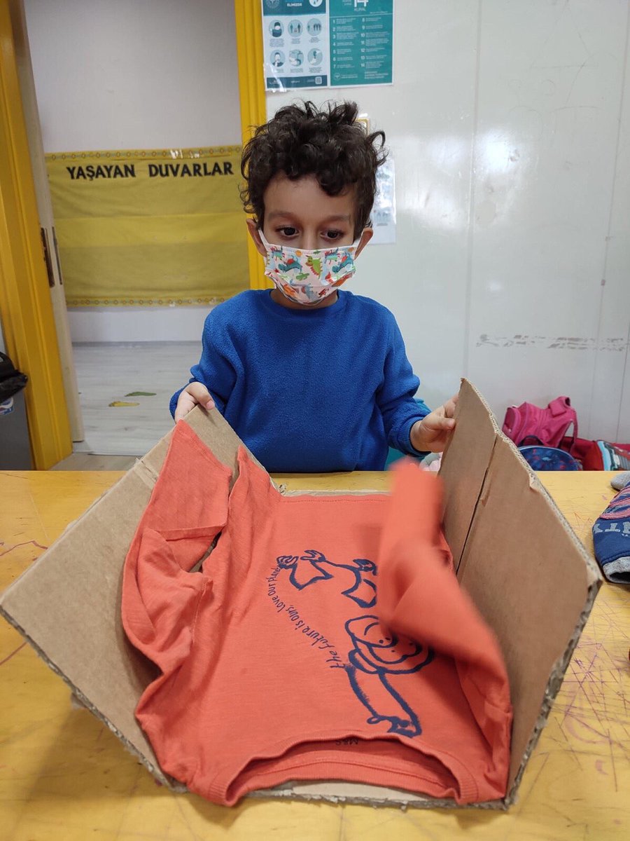 Okul öncesi 4 yaş öğrencilerimiz günlük yaşam becerilerinden kıyafet katlama alışkanlıklarını eğlenceli bir hale getirerek katlama kartonu yardımıyla becerilerini geliştirdi. 
👔👚👕👍🏻 #hamdialper 
<a href="/bahcesehir_k38/">Bahçeşehir Koleji Kayseri Kampüsü</a> 
@SerapKorkmazBK