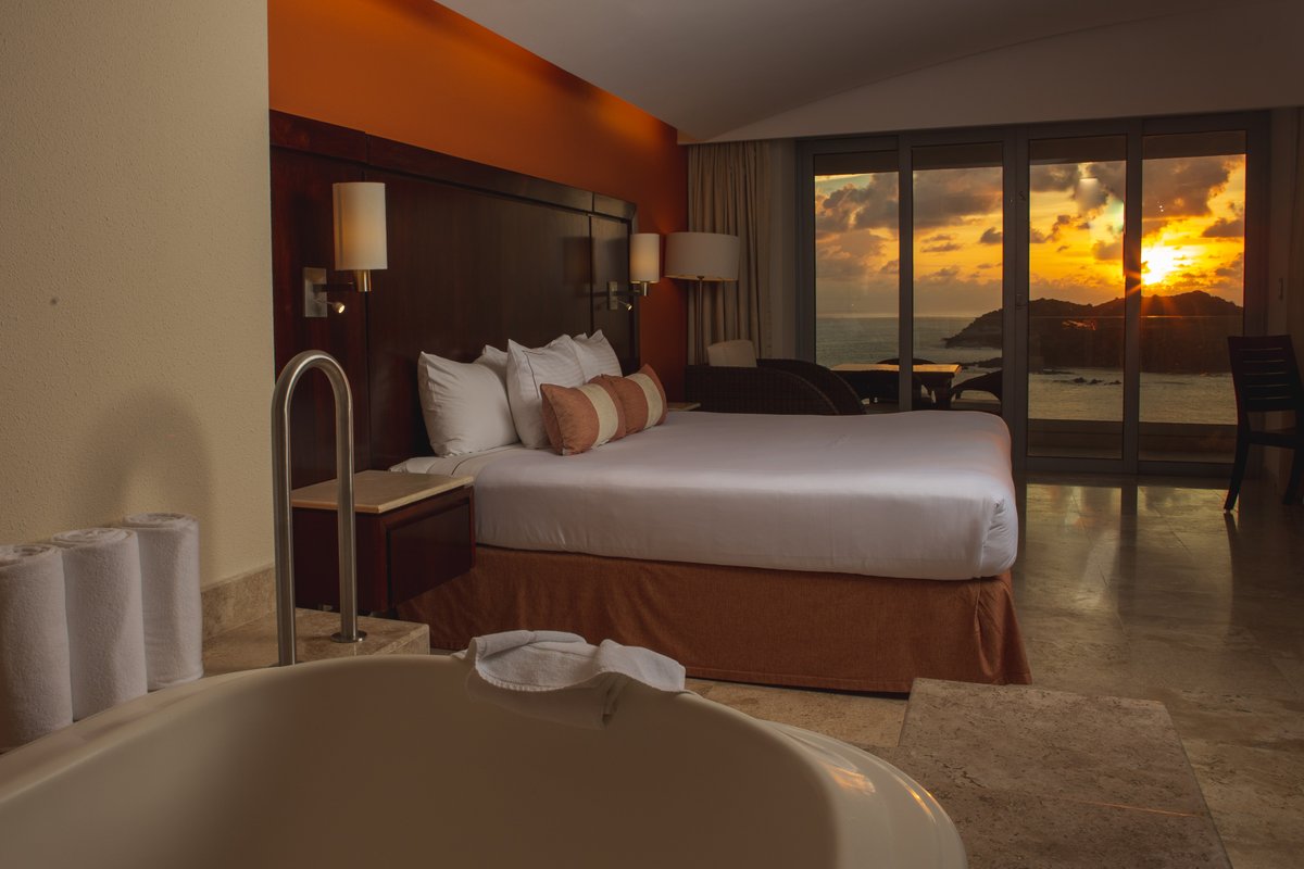 Disfruta de la tranquilidad, descanso y una vista espectacular desde cualquiera de nuestras suites en hotel #AzulixtapaGrand🌅 🌊
¡Te esperamos!  #Vacaciones #safetravels 
Reserva en: azulixtapa.com.mx | azulixtapagrand.com.mx