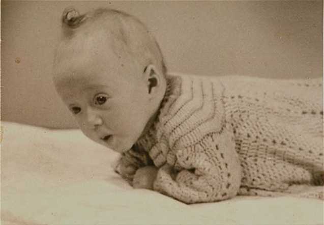 30 December 1942 | A Dutch Jewish girl, Marie Majerowicz, was born in camp #Westerbork. 

In September 1944 she was deported to #Theresienstadt from where on 6 October 1944 she was deported to #Auschwitz. She was murdered in a gas chamber after selection.