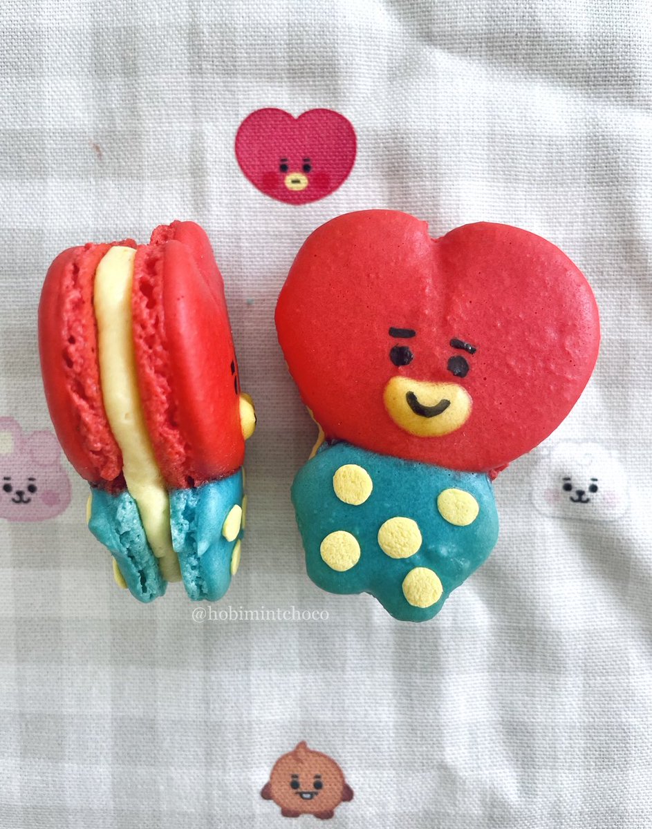 hobimincho's tweet photo. For Tae’s birthday this year I made TATA macarons filled with lemon buttercream and lots of strawberry jam in the middle! Happy Tae Day!
#HAPPYVDAY #HappyBirthdayTaehyung @BTS_twt @BTSARMYKitchen https://t.co/kuKTfYVkFt