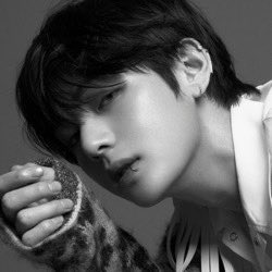 JuixyTaex's tweet photo. Happy Birthday Taetae🤍  Army loves you💜 @BTS_twt #HappyBirthdayTaehyung https://t.co/2CWbiKDkRy