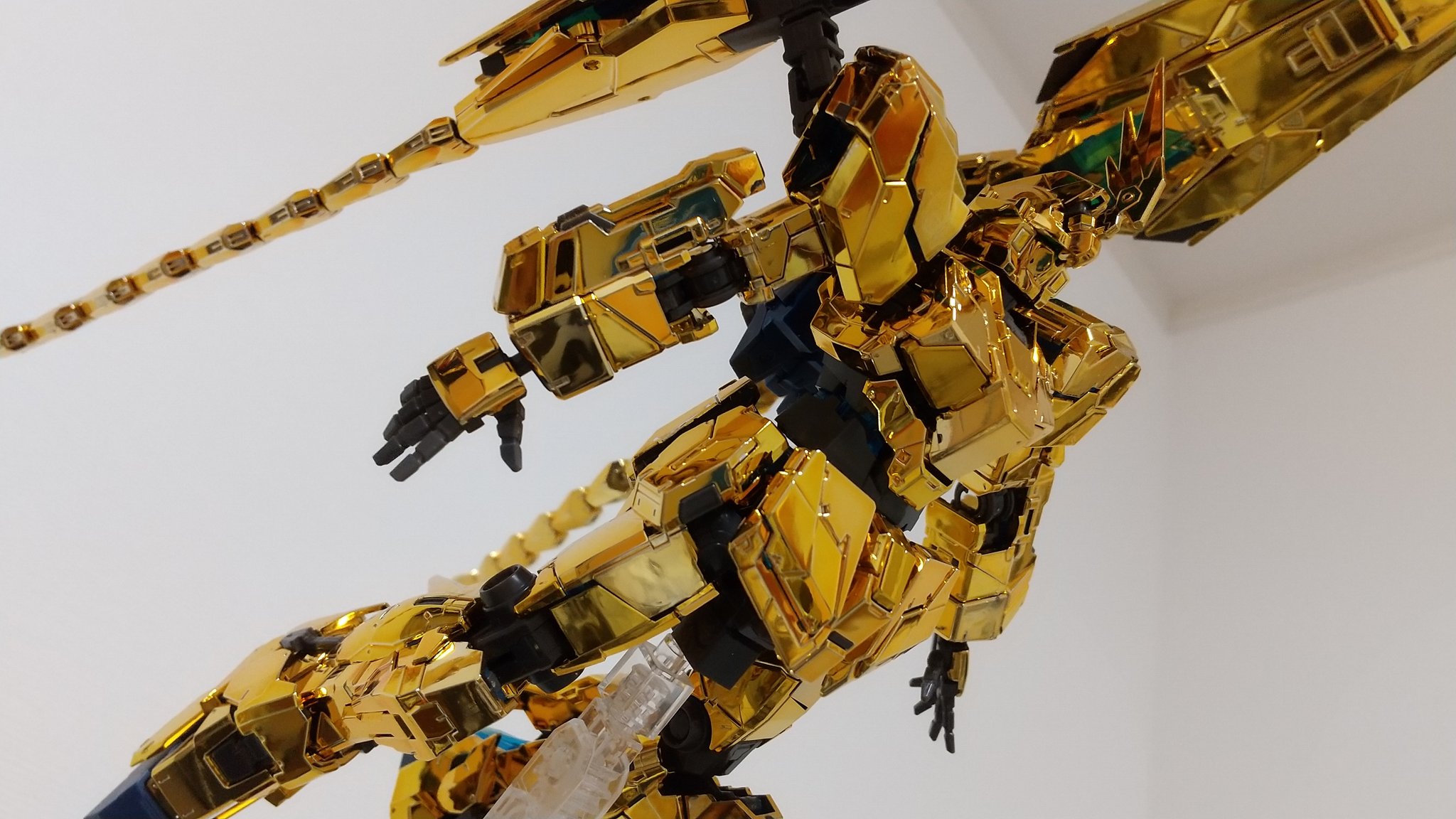 ザキさん いやーっ やっぱりユニコーンモードが好きだな 素組のままで全然かっこいい Rgフェネクス ガンプラ 金プラ ユニコーンモード 百式も金メッキがいいな やっぱりガンプラは楽しいな T Co Nemumoudta Twitter