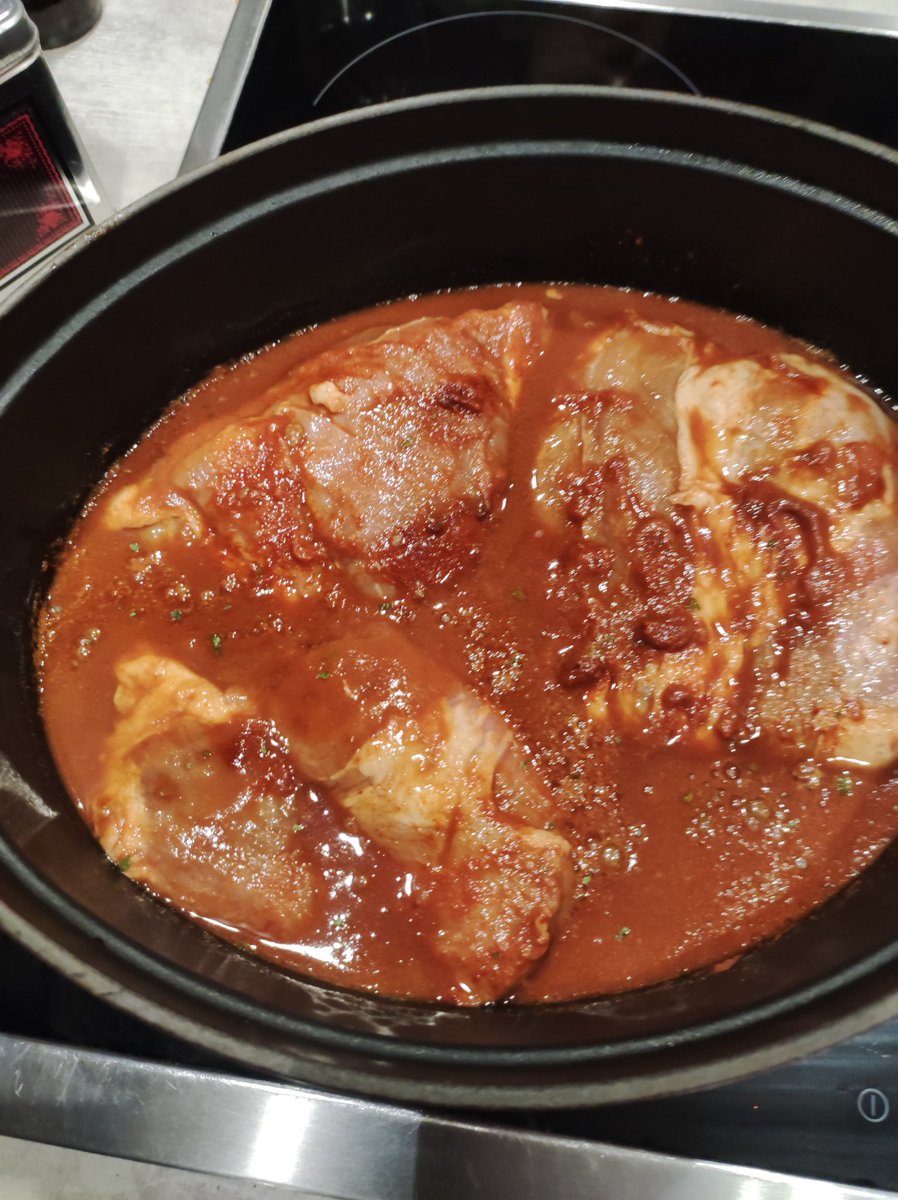 cmarchand83's tweet photo. @Mr_Cynike La meilleure cocotte ! Ici pulled pork en préparation  🍴 https://t.co/YHLZVrqmZM