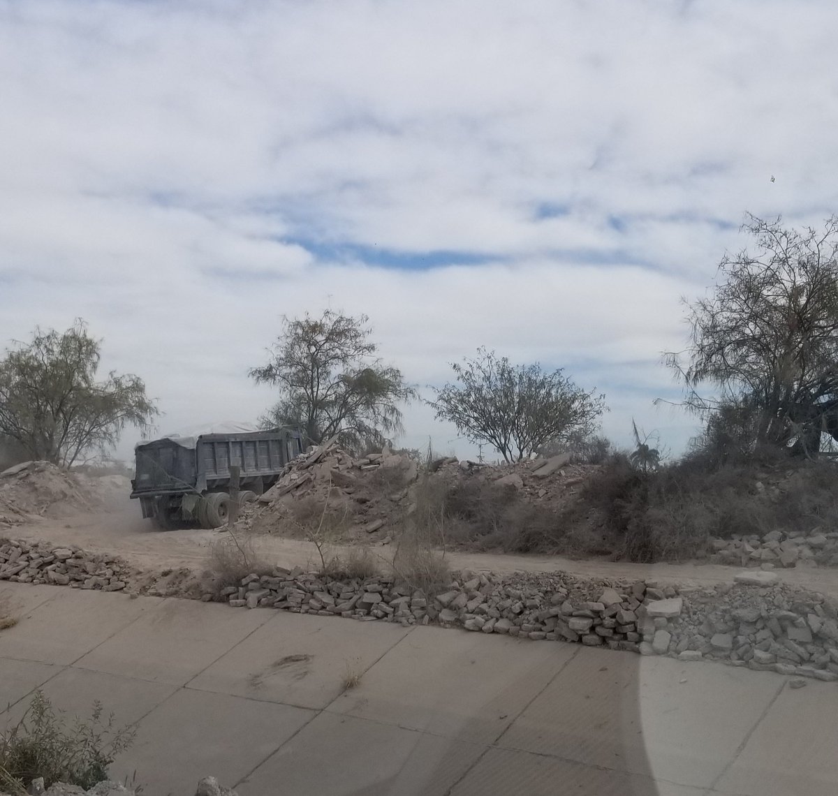 EscombroTorreon's tweet photo. Escombro del Antiguo "GIGANTE" tirandose junto al canal detrás del POLLO LOCO de la carretera a San Pedro contaminando ambiental y visualmente Torreon. @PROPAEC
@SEMACoahuila
@mrikelme
@DGMATRC
@retioTRC
@JZERMENOI
@serlaga
@MunicipioTRC
@ServPubTorreon
@AyuntTorreon https://t.co/Fp2SahHba2