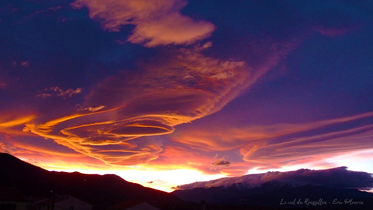 CielRoussillon's tweet photo. #Lenticulaires dans le #Vallespir près du #Canigo :p :o 
On dirait un visage non ?! :o :o :)

@Meteo_Pyrenees @MeteoLanguedoc @severeweatherEU @StormchaserUKEU @ThePhotoHour @meteofrance @infoclimat @Meteovilles 

#Lenticularis #PyrénéesOrientales #France #LecielduRoussillon https://t.co/3mIWkZ1Dna