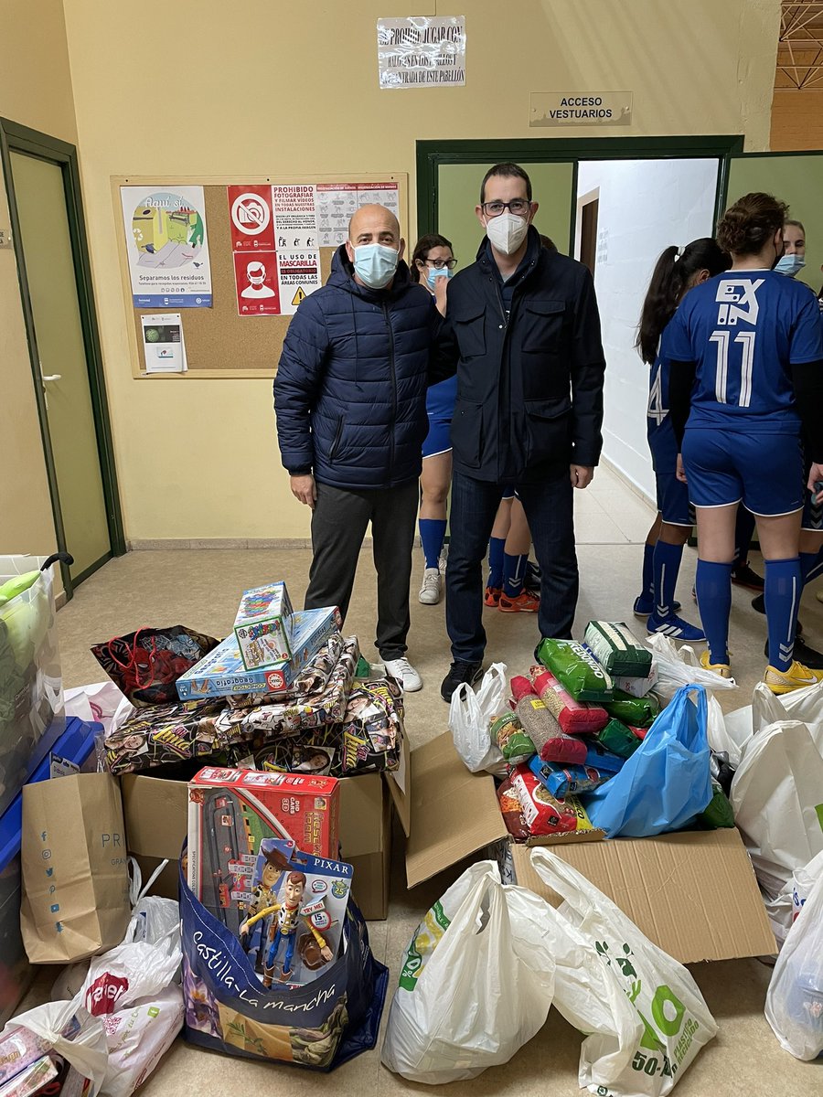 CDSalesianosPto's tweet photo. 🎅🏼 Tanto el @cspuertollanocf como el @CDSalesianosPto queremos dar las gracias a todos los asistentes por sus aportaciones, y al @cta_FFCM de la @FFCM_es por su colaboración altruista en este partido 

¡Muchas gracias a tod@s! https://t.co/n3Q7eu5aep