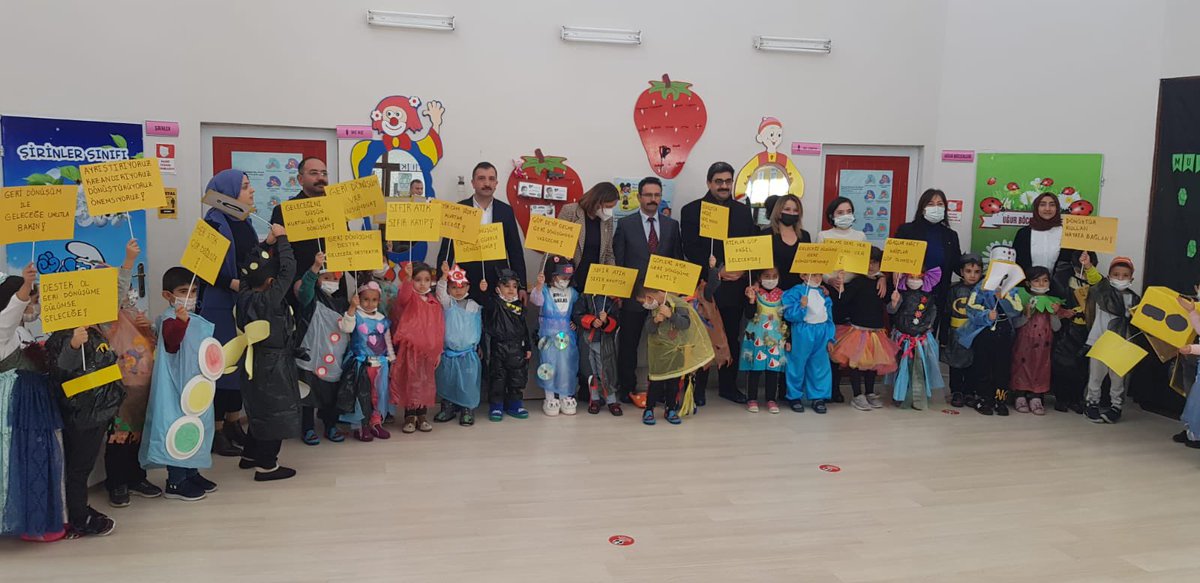 Kıymetli Hanımefendi Sayın Emine ERDOĞAN Öncülüğünde başlatılan Geri Dönüşüm Projesi kapsamında Pamuk Aslan Kuzköy Anaokulu olarak geleneksel hale getirdiğimiz “Geri Dönüşüm Muhteşem Olacak “ isimli defilemizde çok değerli misafirlerimiz vardı.Kendilerine çok teşekkür ederiz.