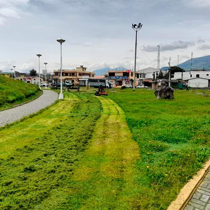 alcaldiademejia's tweet photo. 🍃《#MejíaLimpioYResponsable》

La Unidad👷🏽‍♀️ de Parques y Jardines del GAD de #Mejía, realizó la recuperación del ornato 🌱 del estadio #ElChan de #Machachi, mediante la limpieza de áreas verdes 🌳.

Así ofrecemos a la ciudadanía espacios públicos seguros y visualmente atractivos. https://t.co/jfpVdRYWg8