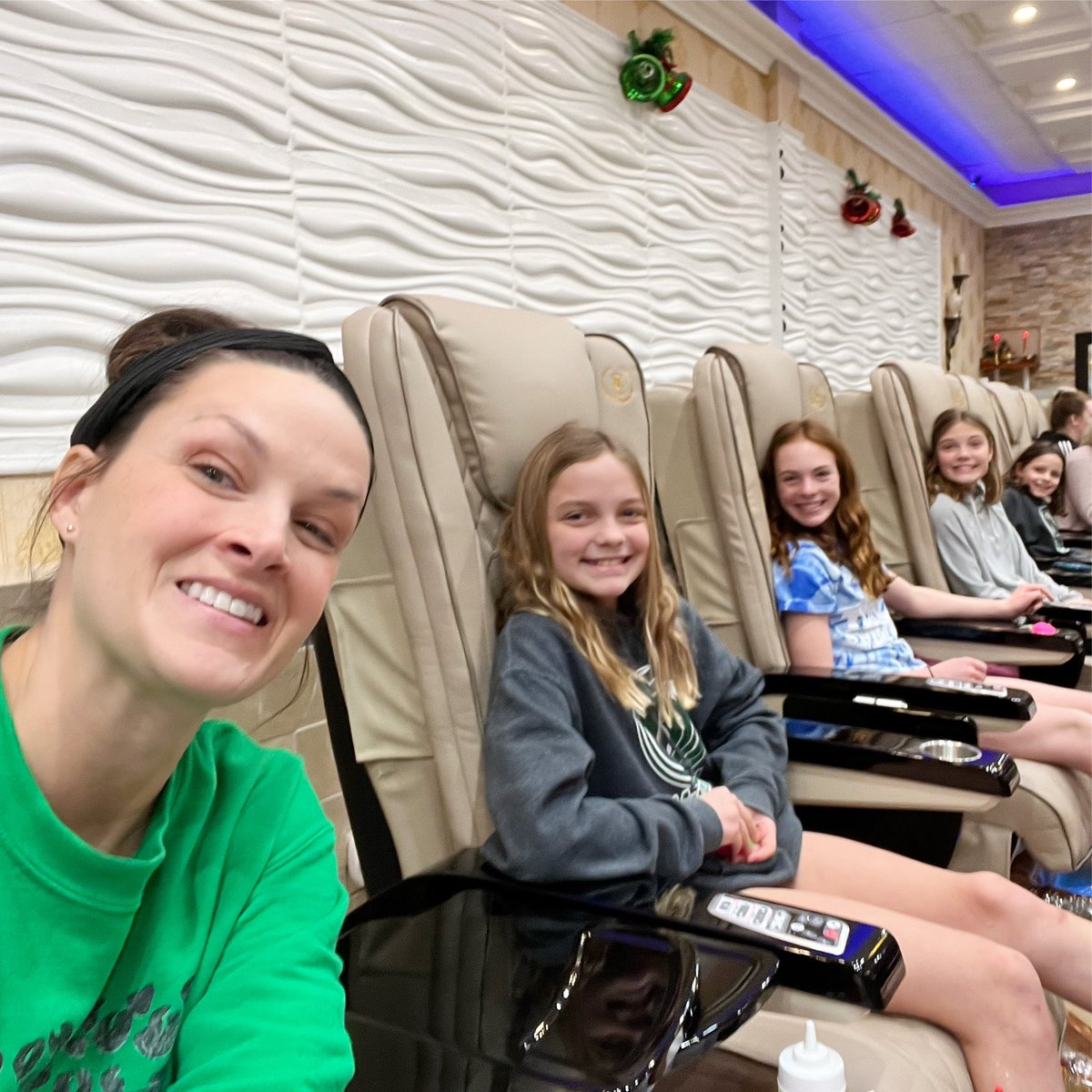 MrsRoth5th's tweet photo. Found a whole Duello gang at the nail salon! #winterbreakfun #weareduello https://t.co/PJxeSnNhHl