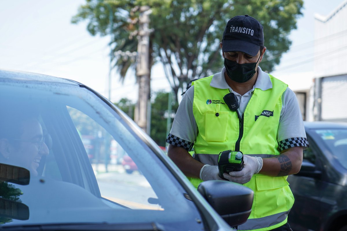VivamosVL's tweet photo. 🚗Con el objetivo de reducir accidentes viales durante las fiestas, intensificamos los operativos de control de tránsito, en puntos aleatorios distribuidos por todo el municipio. 
👉 Seguimos reforzando la seguridad vial, cuidando así a todos nuestros vecinos. 🚸 https://t.co/EYz3T9bDcL