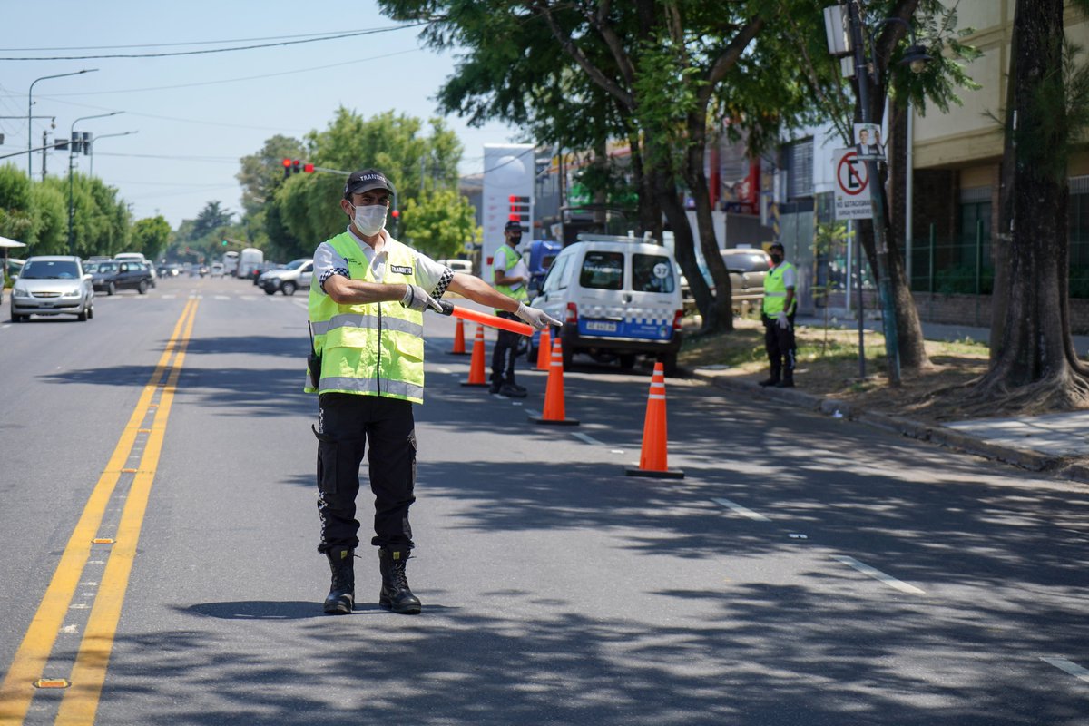VivamosVL's tweet photo. 🚗Con el objetivo de reducir accidentes viales durante las fiestas, intensificamos los operativos de control de tránsito, en puntos aleatorios distribuidos por todo el municipio. 
👉 Seguimos reforzando la seguridad vial, cuidando así a todos nuestros vecinos. 🚸 https://t.co/EYz3T9bDcL