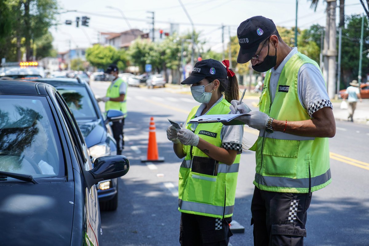 VivamosVL's tweet photo. 🚗Con el objetivo de reducir accidentes viales durante las fiestas, intensificamos los operativos de control de tránsito, en puntos aleatorios distribuidos por todo el municipio. 
👉 Seguimos reforzando la seguridad vial, cuidando así a todos nuestros vecinos. 🚸 https://t.co/EYz3T9bDcL