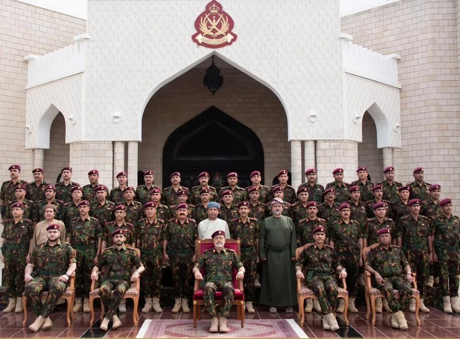 77reemalharthi's tweet photo. #السلطان_هيثم_بن_طارق يزور اليوم الحرس السلطاني العماني وبعض من منشآته ووحداته.

وقد استمع إلى إيجاز عن مسيرة تحديث وتطوير الحرس وما زود به من الأسلحة المتطورة والأجهزة والمعدات الفنية والتقنية الحديثة وبما يمكنه من أداء مهامه وواجباته الوطنية والعملياتية بكل كفاءة واقتدار. https://t.co/4SHaZ33j8a