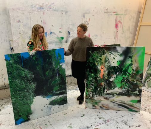 <a href="/holckenhus/">Kunsten i Holckenhus</a> havde op til jul besøg af ambassadør <a href="/HanneEskjaer/">Hanne Fugl Eskjaer</a>. Her diskuterer billedkunstner Maria Wandel Rewild-værker erhvervet til <a href="/DKambCanada/">Nikolaj Harris</a> @DenmarkinCanada #rewildpaintings #painting #contemporarypainting <a href="/kulturmin/">Kulturministeriet</a>