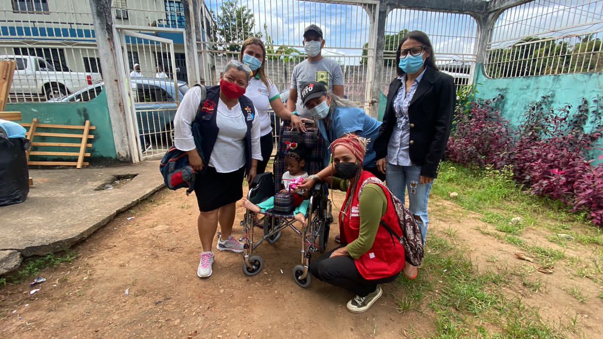 OviedoPSUV's tweet photo. (1/2) El despliegue de amor y ayuda al pueblo no se detiene sin importar la fecha, es por eso que de la mano de la Fundación Social Caroní y la Misión José Gregorio Hernández, entregamos ayudas técnicas a los más vulnerables.
 
#SomosPatriaDeAmor
#VamosCiudadGuayana https://t.co/1ojJpLbRqP