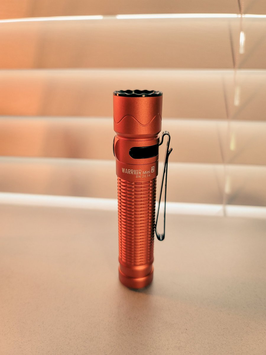 HowdyPacket's tweet image. EDC update: Got a flashlight. I've had a flashlight that I keep in my truck for a few years now (I'll share that one later). But I've needed an EDC on my person. Finally pulled the trigger on this @OlightWorld warrior mini 2.
Next EDC up: a thin wallet. Looking at Dango & Edge.