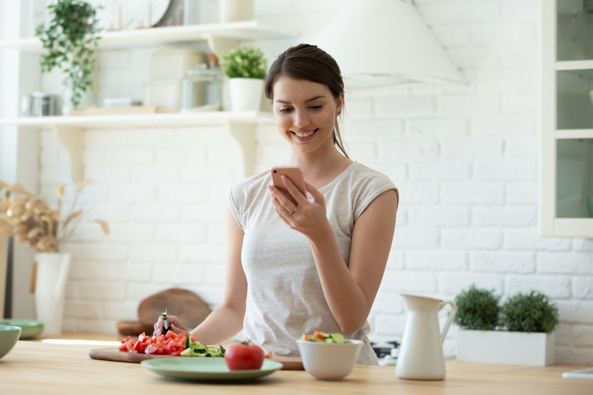 Happy New Year! Discover nutrition apps to help you meet your health goals: go.usa.gov/xe3Rg #HealthyNewYear