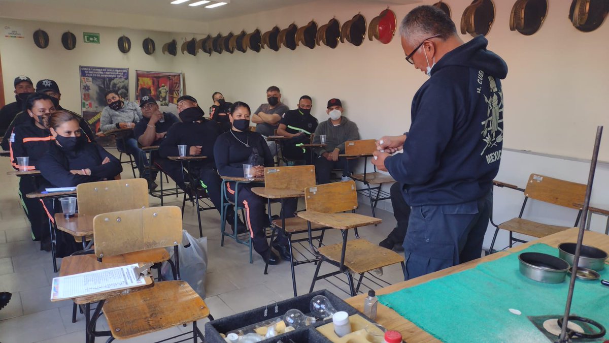 🚨Por medio del personal del Cuerpo de Bomberos 👩🏻‍🚒se impartió un curso de prevención de riesgos a nuestros oficiales de #TránsitoNeza donde se busca dotar de los conocimientos necesarios para atender cualquier situación de emergencia en su labor
