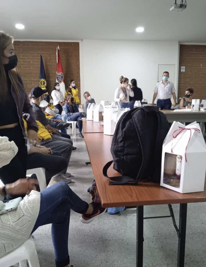 firecarlos132's tweet image. Para el Cuerpo Oficial de Bomberos Medellín no hubo "forma" de algún agasajo por supuesto Riesgo de contagio COVID, pero para el equipo @dagrdmedellin si hubo forma de hacerlo, el colmo de todo fue que la "reunión" la hicieron en nuestra estación de Guayabal. @lauraduos