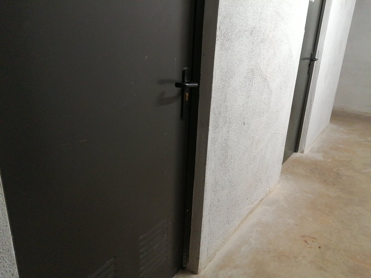 mossos's tweet photo. Si pots, evita desar les compres de Nadal al traster, els lladres estan a l’aguait i t’ho podrien robar tot #TrasterSegur https://t.co/iiwiifK6zS