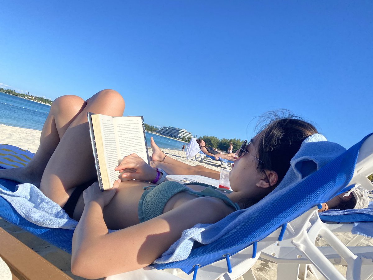 CardwellTeachMe's tweet photo. She is confident that her reading comprehension increases when lying on the beach in the Bahamas. Who am I to argue? https://t.co/fmS8rORm7a