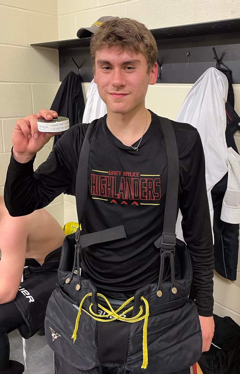 WalkCapsJrC's tweet photo. Kyle Rivers earned his first JR C shutout against Hanover last night! Kyle played well, keeping strong between the pipes, ending Hanover's 7 game winning streak. Goals by McCarey, Troyer and Borth lead the boys to a 3/0 win over Hanover! Congrats boys! https://t.co/ugoCUhHu7T