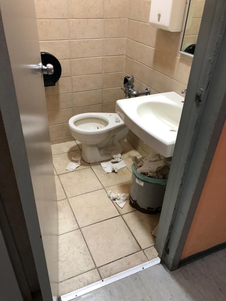 Angieyoll's tweet photo. @Tu_IMSS Mejor mantengan sus espacios limpios. Hosp General Regional No.2 Dr. Guillermo Fajardo Ortiz en Calz. De las Bombas... piso 1 y 4norte https://t.co/xyQCvUgNHh https://t.co/UZ8xzzc46J