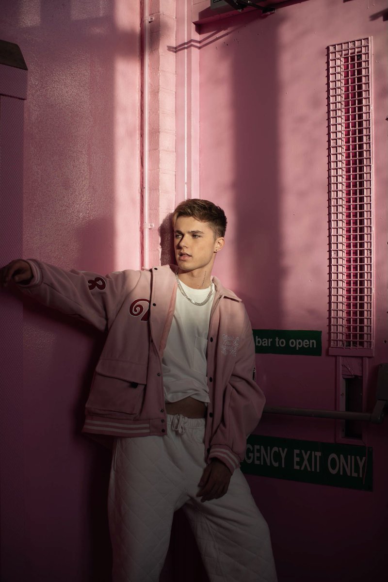 hiii my name is marion, i’m 20 and i’m from france 🇫🇷 i’ve been a fan of harvey since 2016 and i can’t wait for tour and now music 
#IntegrationHarvstars <a href="/HRVY/">hrvy</a>