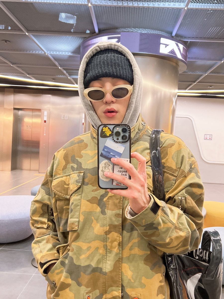 official_yoon_'s tweet photo. 저는 이제 퇴근합니다! 여러분은 좋은 하루 되시어요👍🏻💙 https://t.co/nPaA2HPqG8