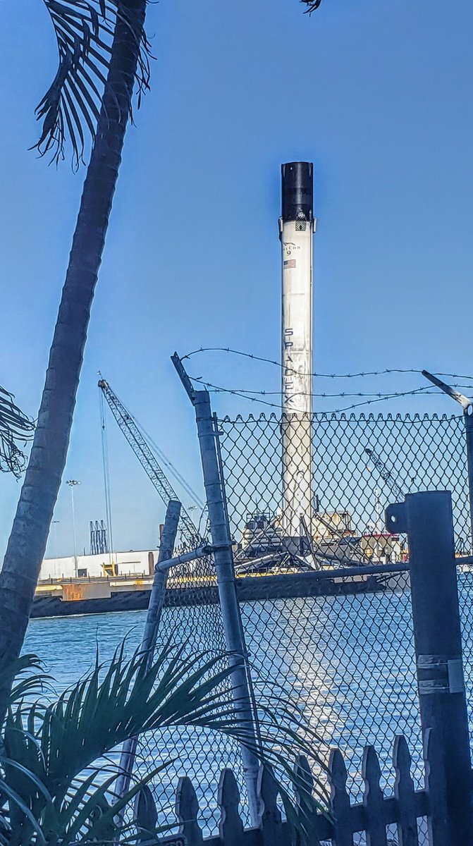 PhilSchoen's tweet image. Just got back from touring the #KennedySpaceCenter, popped in to #Fishlips for lunch with the family... and @SpaceX provided the entertainment! Thanks @elonmusk