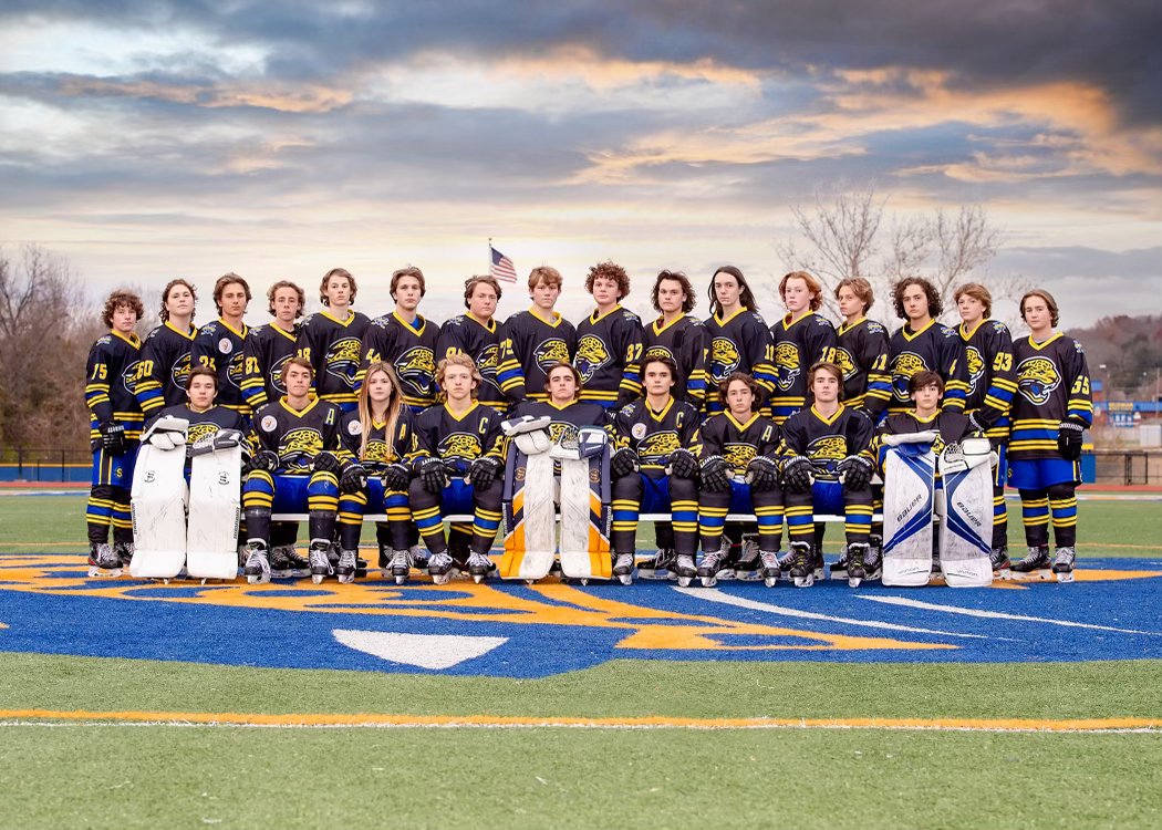 HockeyJaguars's tweet photo. Here is a first peek at this years Varsity Jaguars team picture. Special thank you to @CheapSeatsPhoto for being so creative and helping capture the spirit and pride of being a Jaguar. @SeckmanHigh #OnceAJaguarAlwaysAJaguar #ManyPawsOnePride https://t.co/u2mG0iTktC