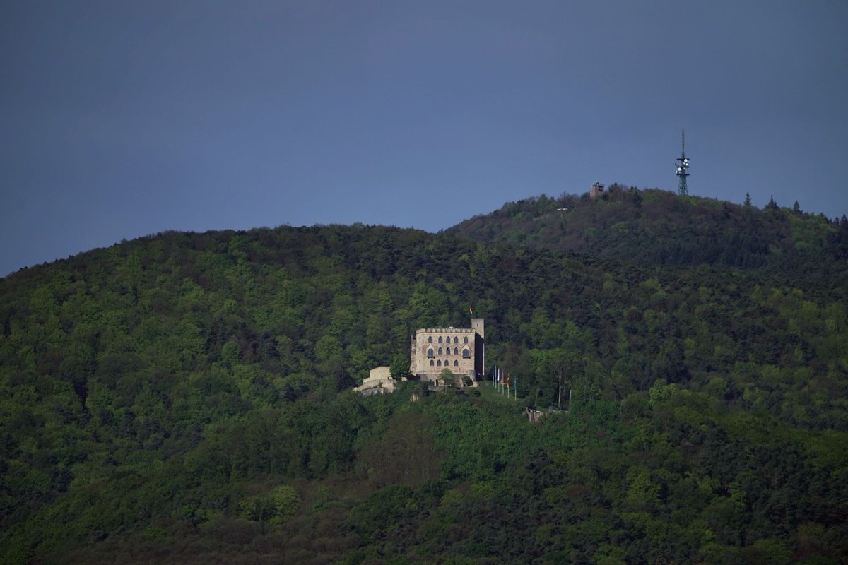 Pfalzfoto's tweet photo. Ein Archivfoto: das #HambacherSchloss und die #Kalmit (der höchste Berg des Pfälzerwalds). https://t.co/wJfhmZgtxN