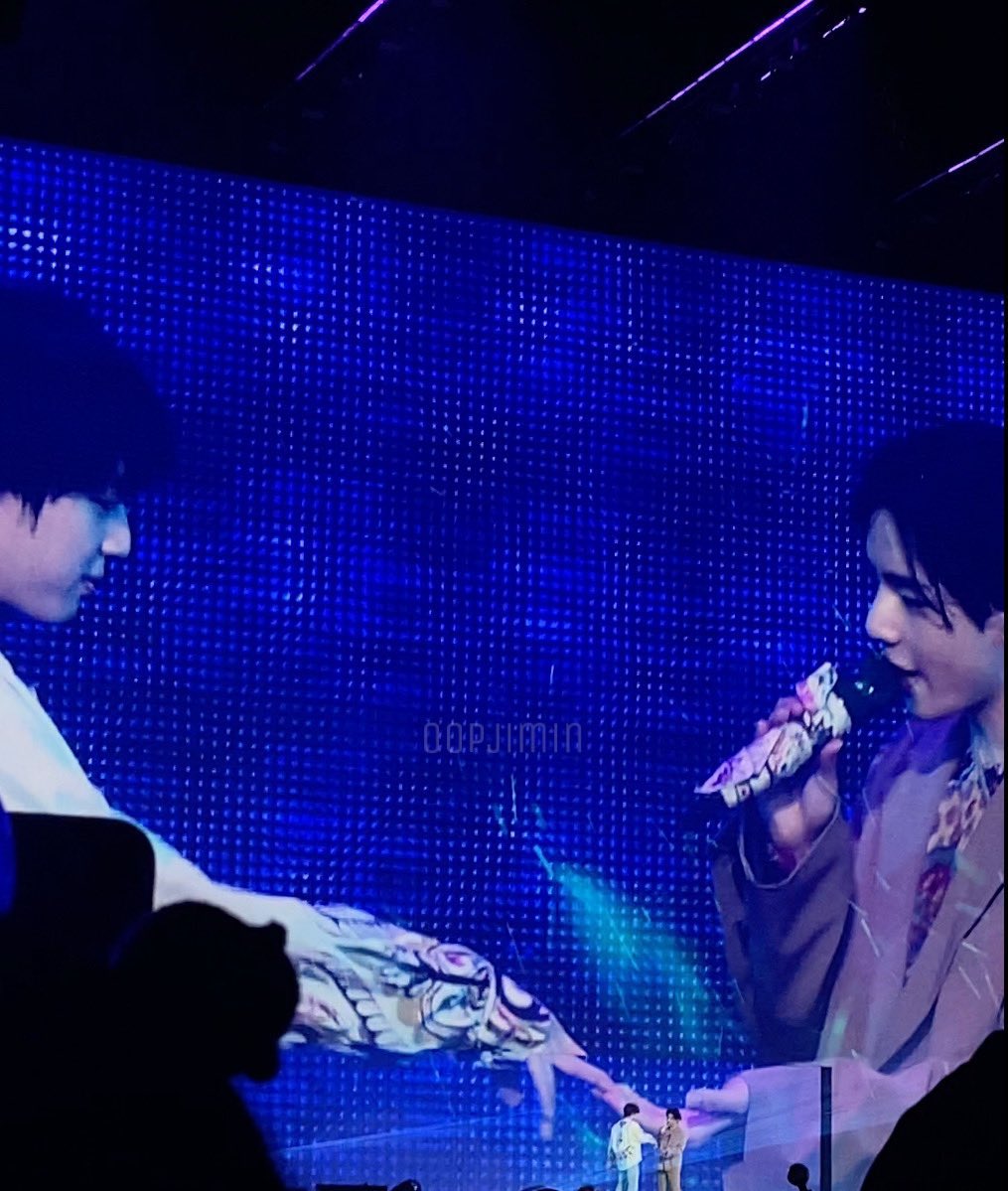 (slow) hourly bts concerts (@btsconcerthrs) on Twitter photo 