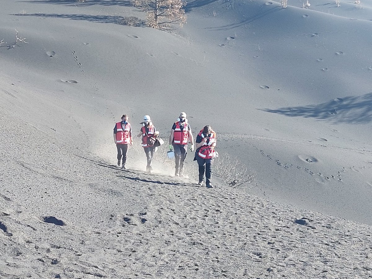 Mis compañeros de @IGNSpain volviendo esta mañana tras una revisión de los equipos de vigilancia volcánica #ErupciónLaPalma