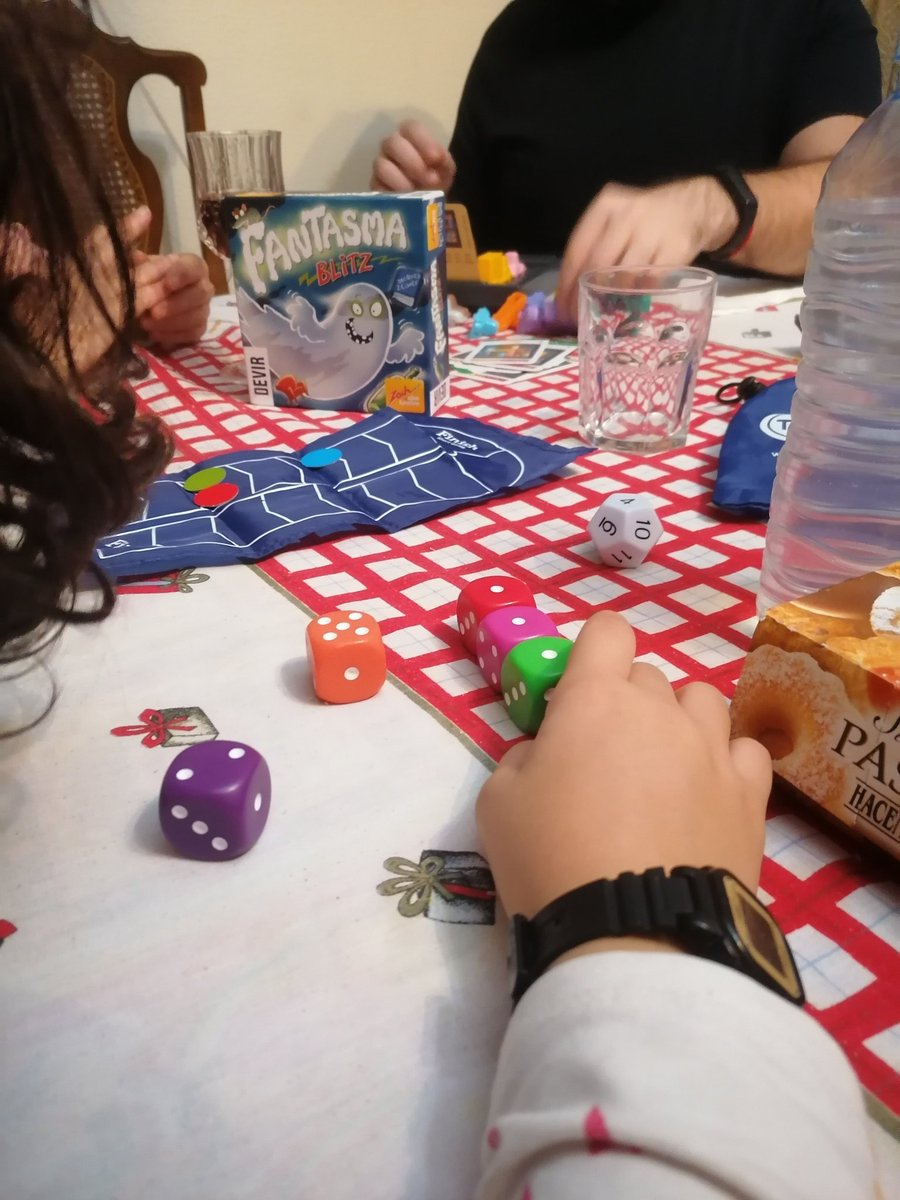 llume38's tweet photo. - ¡¡Me prometiste que estas vacaciones de Navidad no colgarías experiencias de Aprendizaje Basado en el Juego en #Twitter!!
- Lo siento. Te "mentweet"
(Based on @iJosej)
📌Tarde en familia con #FantasmaBlitz @DevirIberia y #MathDice @ThinkFun
#LosJuegosdeMesaSonCultura
I❤️#ABJ https://t.co/uXQUXAQ290