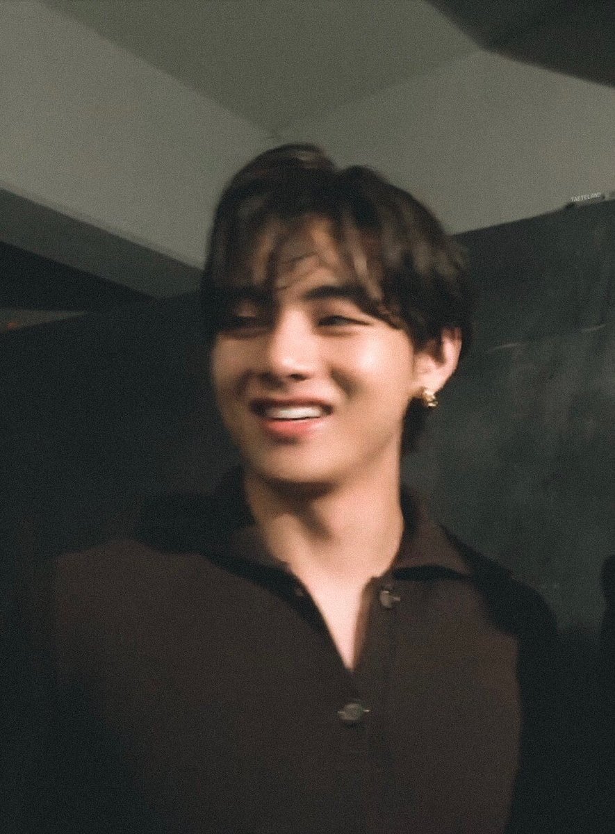 rainacxo's tweet photo. @TAEONYSUS_7 @BTS_twt Here’s the pic tho. Never too much V https://t.co/ucgxIR9VhQ