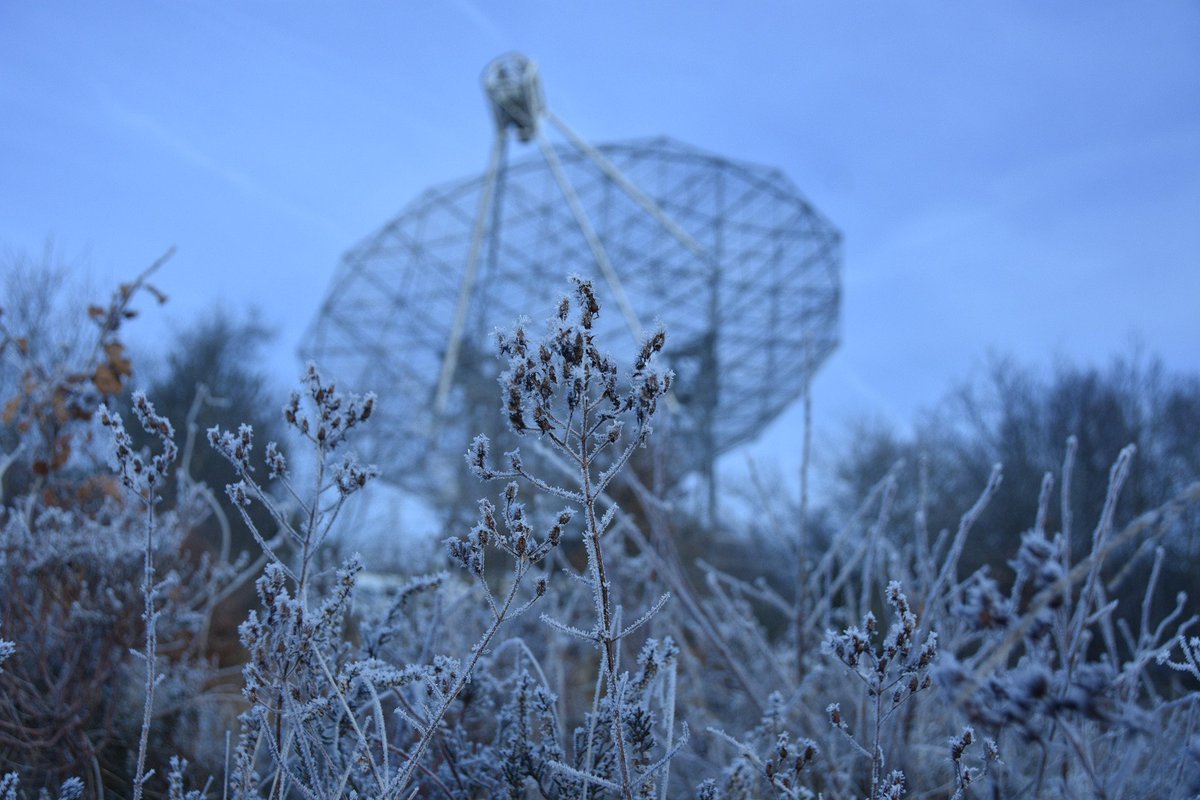 radiotelescoop's tweet image. Tijd voor een eindejaarsdraadje! 2021 was niet zo spectaculair als 2019 (dat jaar met drie maanmissies en koninklijk bezoek), maar ook in 2021 is er een hoop moois gebeurd rondom de telescoop! 1/10