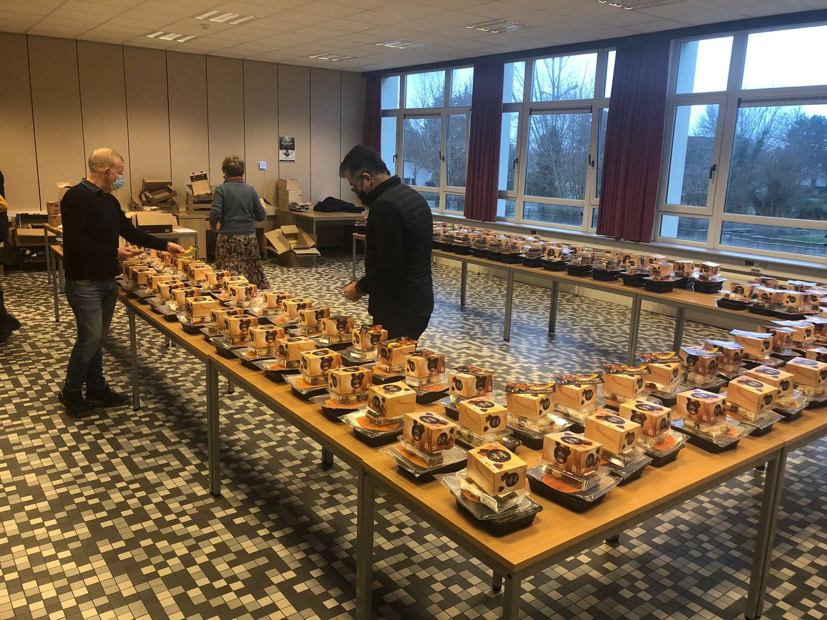 LionsBlge's tweet photo. Voor het 28ste jaar op rij bezorgde Lions Club Blankenberge op 23 dec, met de medewerking van Sint-Vincentius, aan 168 gezinnen een kerstpakket. https://t.co/n3Vpm0Zs4s