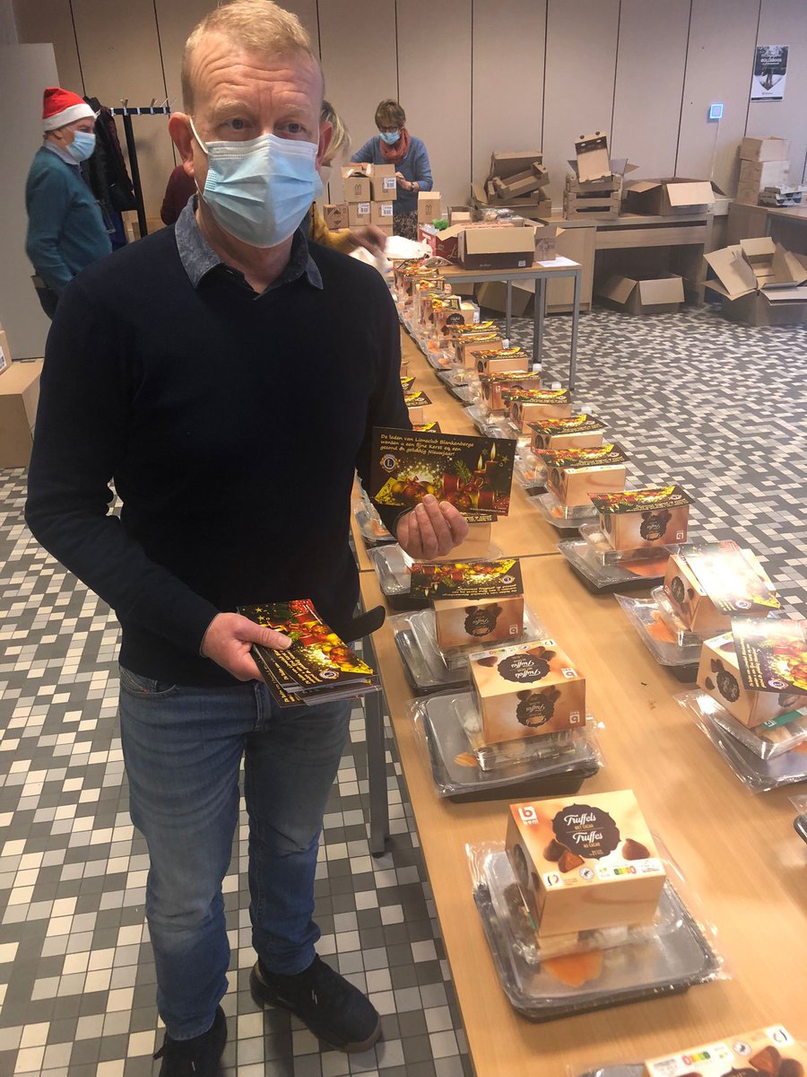 LionsBlge's tweet photo. Voor het 28ste jaar op rij bezorgde Lions Club Blankenberge op 23 dec, met de medewerking van Sint-Vincentius, aan 168 gezinnen een kerstpakket. https://t.co/n3Vpm0Zs4s