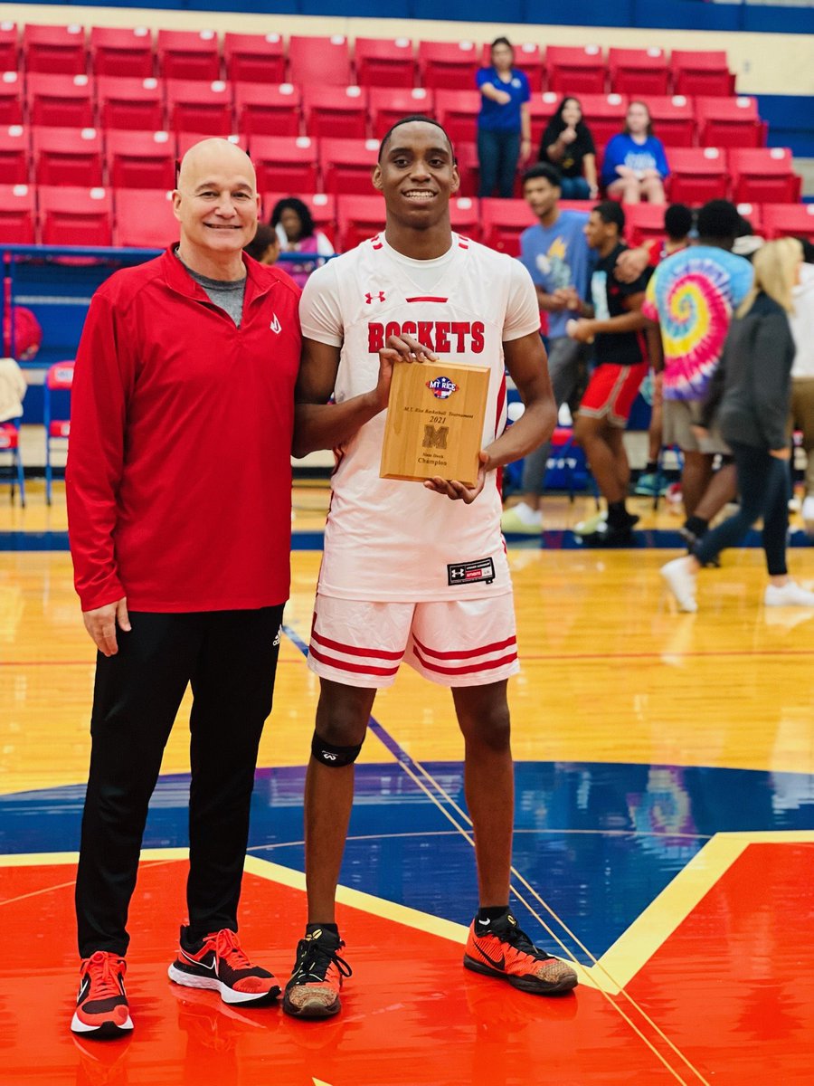 kingpillowsa's tweet photo. dunk contest was a success brought it home back to the 210🤟🏾#protectthebrand❤️ https://t.co/0wFBq9YkZd