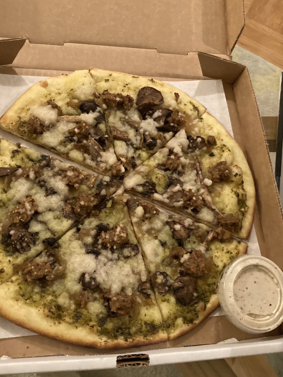 noochomi's tweet photo. hot girls force their friends to get artisanal vegan pizzas 😌😌 https://t.co/tvyCKW0orA