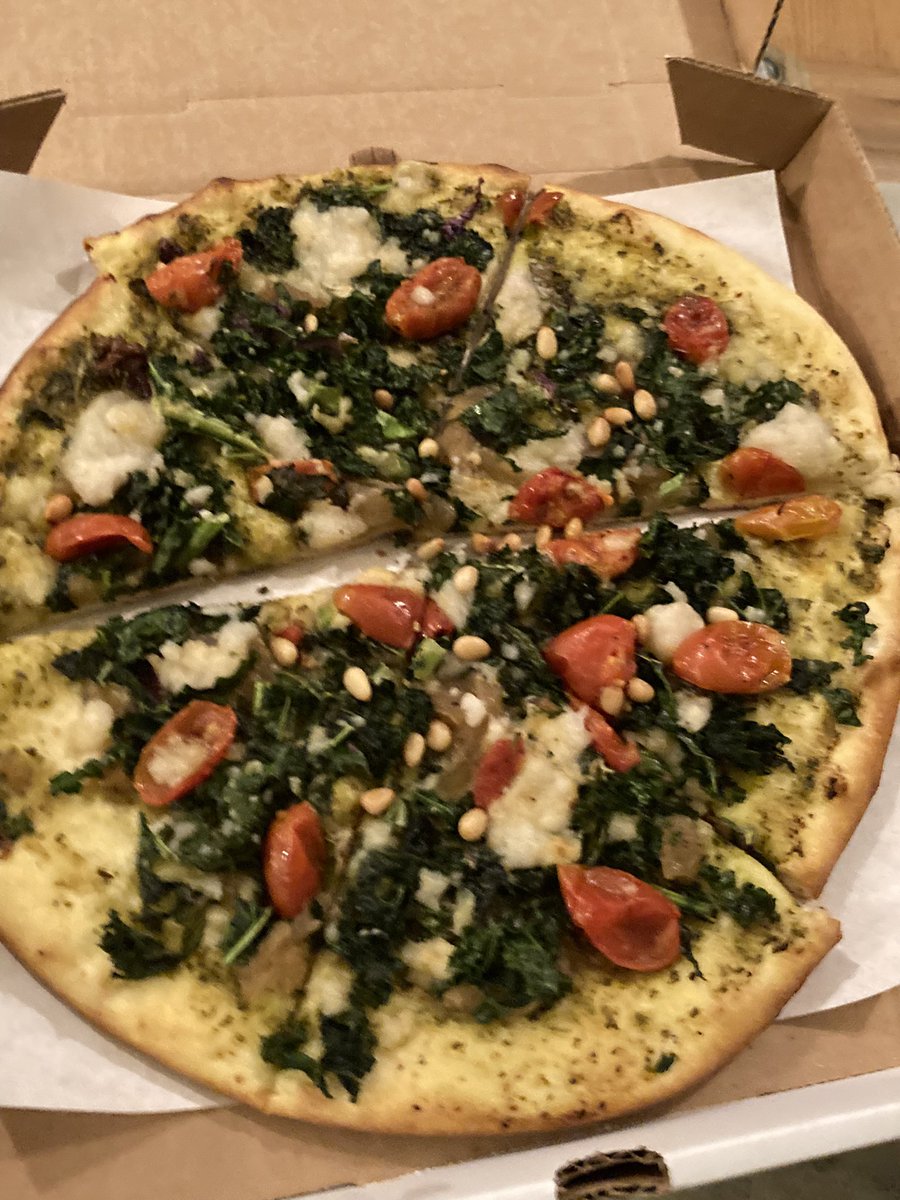 noochomi's tweet photo. hot girls force their friends to get artisanal vegan pizzas 😌😌 https://t.co/tvyCKW0orA