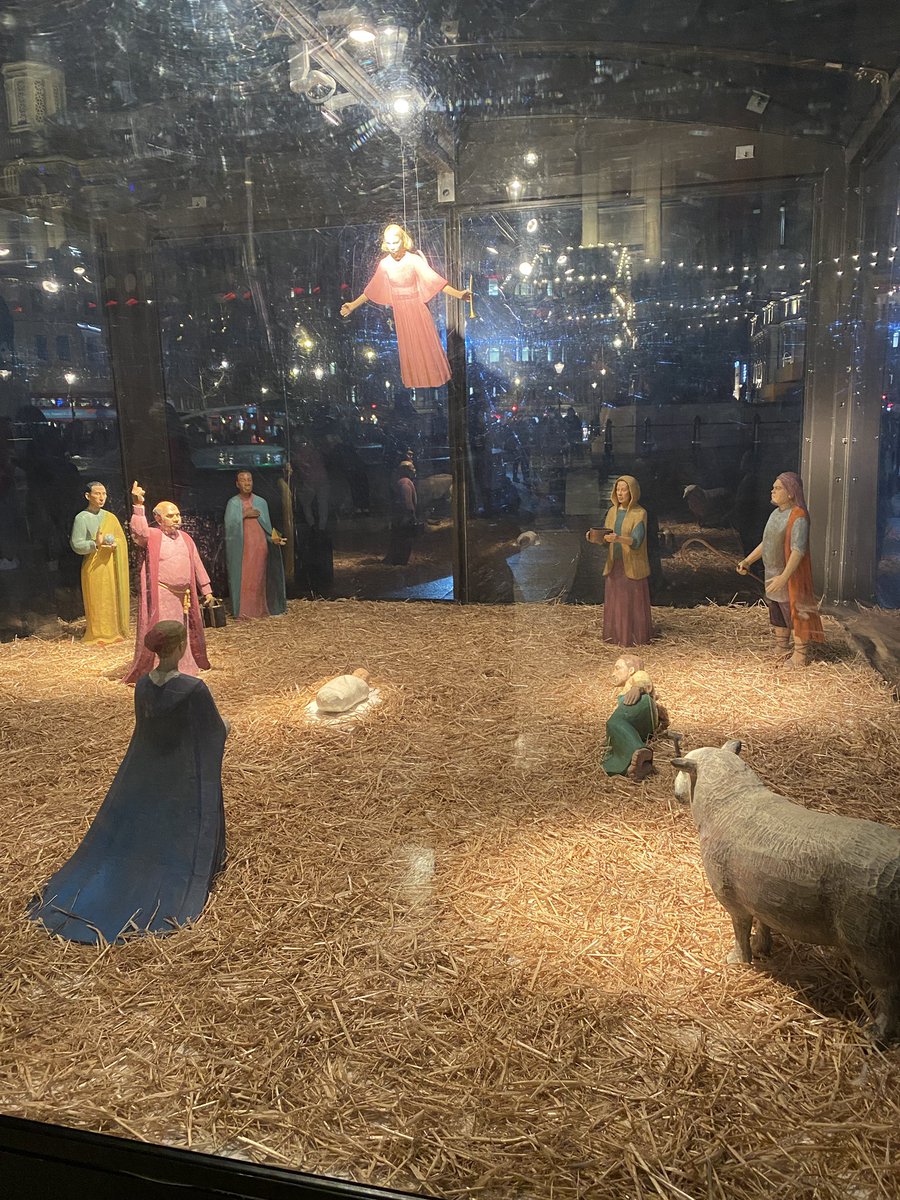 mgordonwalker's tweet image. London for #magicgoeswrong. Peculiarly large sheep in the Trafalgar Square Nativity