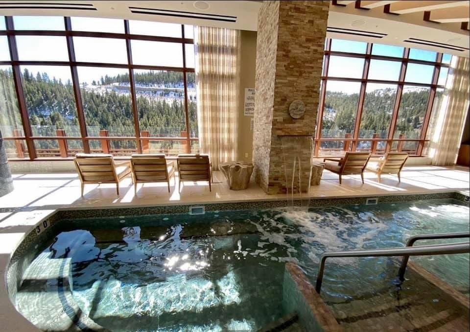monarchcasino's tweet photo. Rocky Mountain views. #MonarchCasino
#Spa #aqualounge #Relax #SpaDay #poolside #rooftop #BetonFun https://t.co/YY4otj7DLq