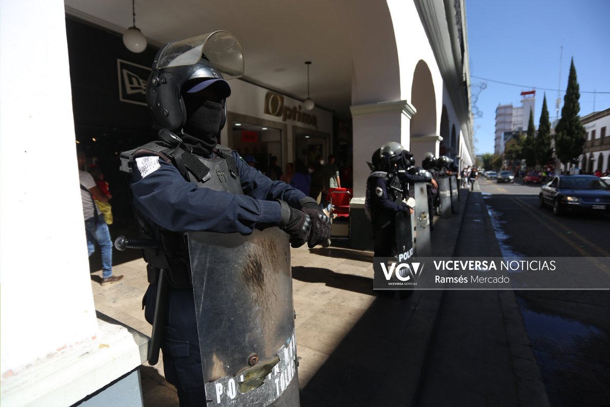 ViceversaNews's tweet photo. 👮🏽La fuerza pública montó un operativo para limpiar la zona Los Portales de #Toluca, aunque dejaron algunos espacios para la venta como parte de un acuerdo hasta el último día del año. https://t.co/qLCPD0pETX